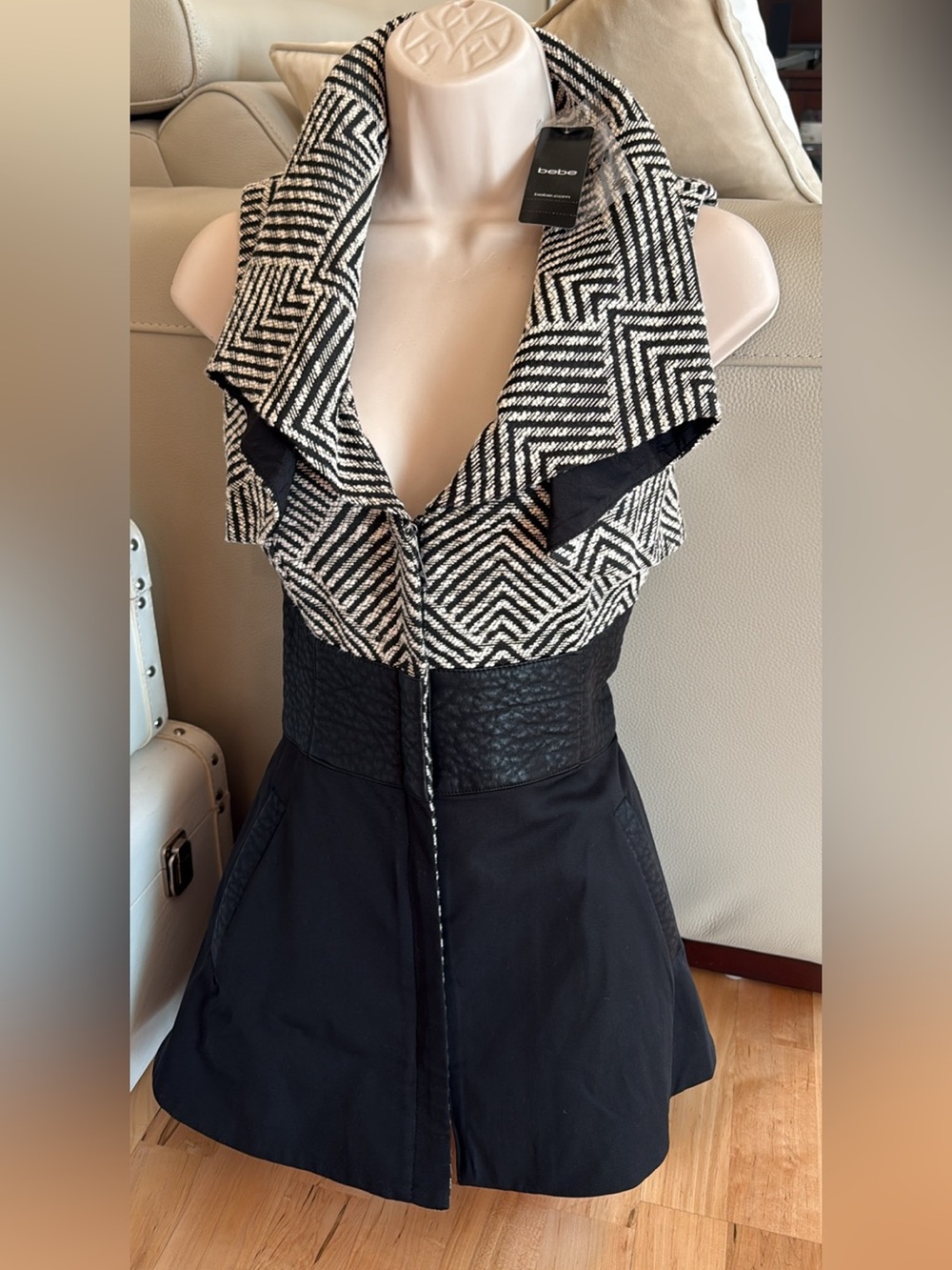 New bebe Black Sleeveless top coat blazer jacket small fit flare Jacqurd trench